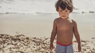 Chłopiec w kąpielówkach na plaży