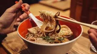 W jaki sposób spożywa się ramen zgodnie z zasadami japońskiej kultury?