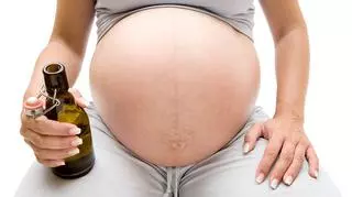 Picie alkoholu w ciąży ma być przestępstwem. Zaostrzenia przepisów chce rzecznik praw dziecka 