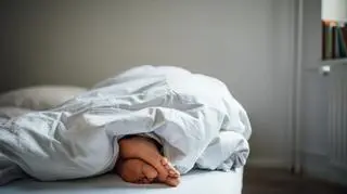 Stopy wystające spod kołdry.