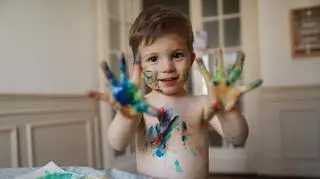 Dziecko bawi się farbą
