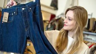 Kobieta przygląda się spodniom