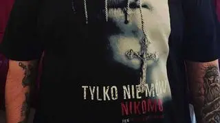 Koszulki z plakatem z filmu "Tylko nie mów nikomu"