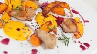 Ania Starmach i uczestnik MasterChefa w kuchni Dzień Dobry TVN. Na talerzu m.in. przepiórka z sosem winnym i gorzką czekoladą