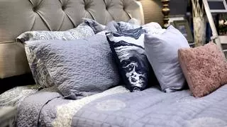 Łóżko z poduszkami