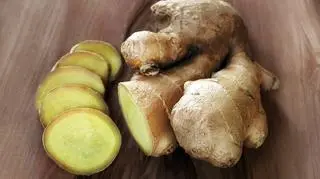 Imbir - korzeń imbiru leży na stole, pocięty imbir.