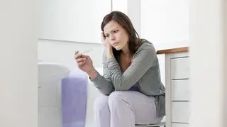 Kobieta patrzy na test ciążowy