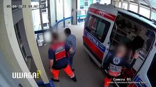 Karetka zabrała go do szpitala, dwie godziny później umierał na przystanku. "Pacjent nie wiedział co robi, powinien być otoczony opieką"