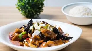 Kurczak Kung Pao, danie obiadowe z kurczaka na białym talerzu