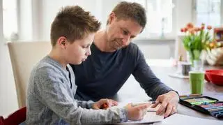 ojciec, syn, odrabianie lekcji