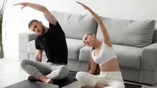 Joga w parach – ćwiczenia dla początkujących | Dzień Dobry TVN