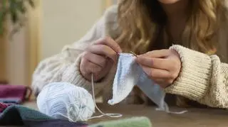 Kobieta, która robi na drutach 