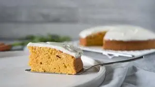 Ciasto jogurtowe przykryte warstwą lukru. 