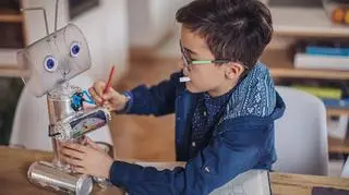 Dziecko i zabawka z recyklingu