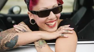 Kolczyki tunele i fake plugi. Jak je nosić? Poradnik