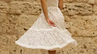Biała sukienka z koronki w ruchu. 