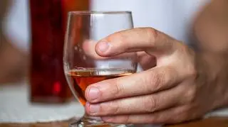 Meska ręka trzymająca szklankę