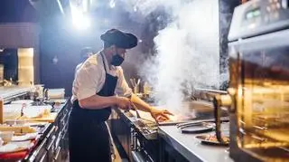 pracownicy na kuchni w restauracji