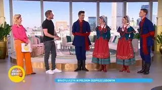 Zespół Pieśni i Tańca "Mazowsze" tańczy kujawiaka. Wśród tańczących Brazylijczyk Marcos de Lima