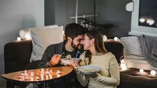 Para, która je romantyczną kolację 
