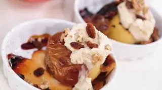 Pieczone brzoskwinie z mascarpone i ciasteczkami - przepis Piotra Kucharskiego