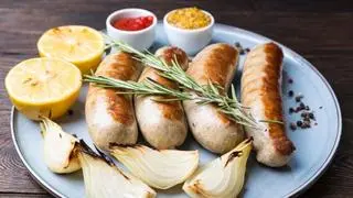 Przepisy Martyny Chomackiej - finalistki MasterChefa na Wielkanoc - pieczona biała kiełbasa, tofurnik i sałatka z wędzonym łososiem.