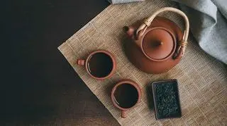 parzenie herbaty, czajnik, herbata, stół, kubki