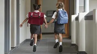 Dwie uczennice z plecakiem i tornistrem na plecach