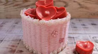 Różowe pudełko na czerwone świeczki w kształcie serca