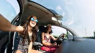 Dwie dziewczyny w samochodzie