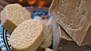 kawalki mydla z aleppo lezace na ceramicznym naczyniu