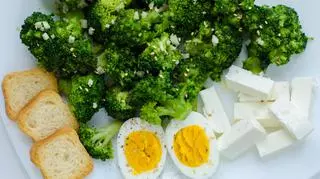 Sałatka z brokułem i jajkiem 