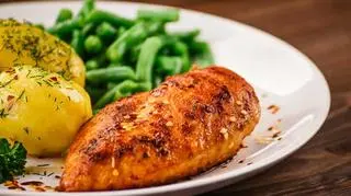 Przepis na rodzinny obiad według Beaty Kartowicz: roladki, fasolka i ciasto z borówkami