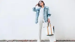 Kobieta w białych, szerokich spodanich