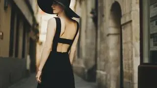 Kobieta w sukience z odkrytymi plecami 