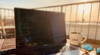 home office, praca zdalna, laptop, pracowakacje