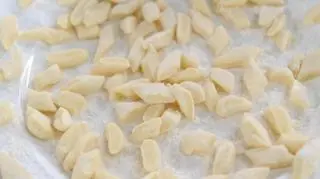 Kopytka ze szpinakiem, pomidorkami i wędzonym łososiem – przepis Sebastiana Olmy