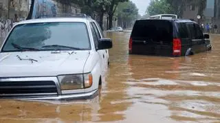 samochody zalane w powodzi
