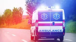 ambulans na drodze pogotowie