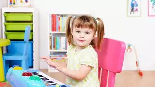 Dziewczynka grająca na organkach dla dzieci