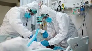 Pacjent pod respiratorem 