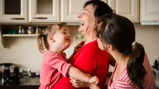 Babcie chętniej zajmują się dziećmi córki niż syna? "Kobiety częściej proszą swoje mamy o pomoc"