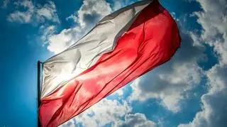 Flaga Polski na tle nieba 