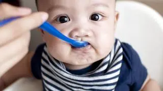 Niemowlę karmione łyżeczką