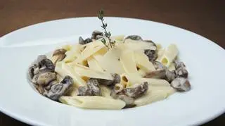 Makaron z grzybami na białym talerzu