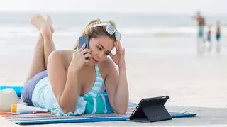 Kobieta z telefonem na plaży 