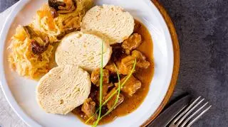 Knedliki z gulaszem na talerzu