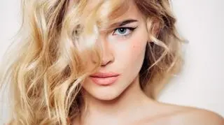 Blondynka z kręconymi włosami