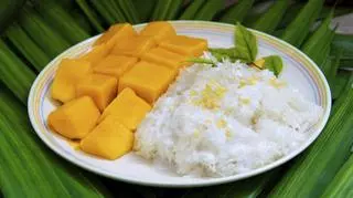 Co to jest mango sticky rice? Jak przygotować tajski ryż?