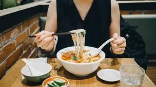 Jedzenie pałeczkami - jak to robić? Instrukcja
